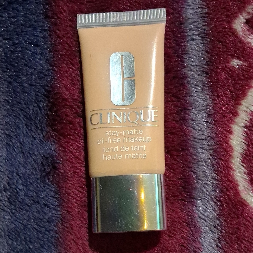 Clinique Stay-Matte Oil-Free Foundation - Warm Beige
